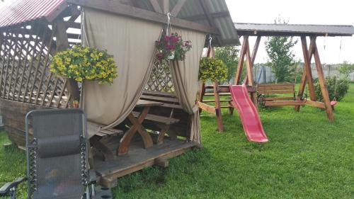 Volyn Oblast House | Pet-Friendly Krainya Hata: Oceanfront Retreat for Families