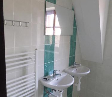 Stare Mesto House | Cozy Kralicka Chata: Pet Friendly with Hot Tub & Breakfast