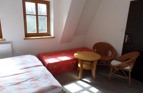 Stare Mesto House | Cozy Kralicka Chata: Pet Friendly with Hot Tub & Breakfast