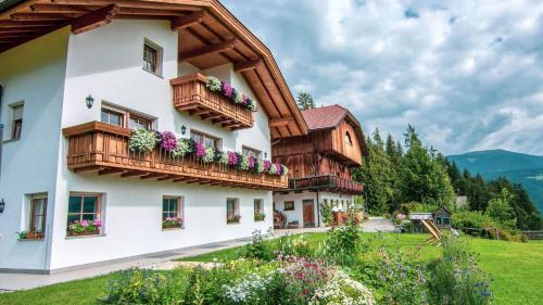 Casola Apartment | Top-Rated Kranebitterhof Apt Enzian: Family & Pet Friendly