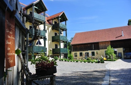 Schwarzach b. Nabburg Apartment | Cozy Kräutergarten Apartment with Balcony & Spa Amenities