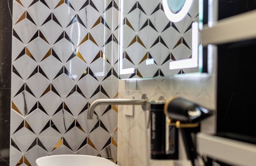 Crotone House | Comfortable Kreart Suite & Rooms with Family-Friendly Amenities