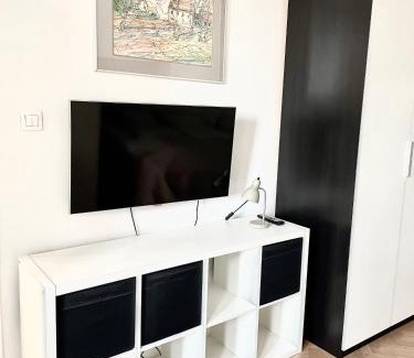 Srodmiescie Połnocne Apartment | Family-Friendly Kredytowa Home with Top Guest Ratings
