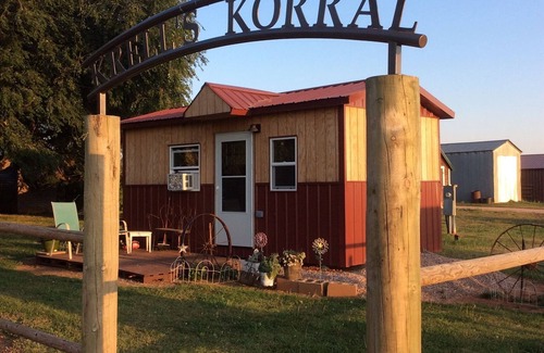 Newcastle Cabin | Cozy Krell’s Korral Tiny Cabin with Kitchen - Rated 9.6/10