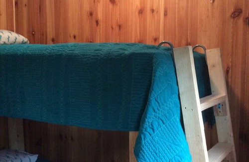 Newcastle Cabin | Cozy Krell’s Korral Tiny Cabin with Kitchen - Rated 9.6/10