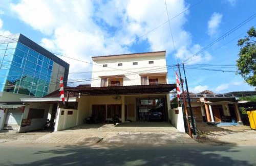 Pacitan House | Budget-Friendly Kresna Guesthouse with Breakfast & Family Amenities