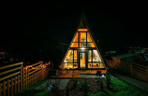 Vatra Dornei Villa | Relaxing Heights: Oceanfront Retreat with Spa & Hot Tub