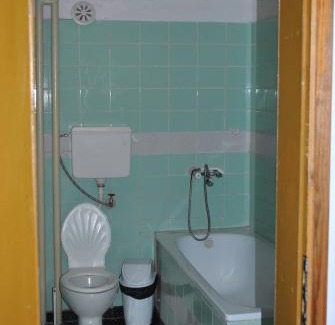 Stoykite House | Cozy Kris Guesthouse: Family-Friendly with a Hot Tub
