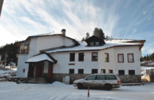 Stoykite House | Cozy Kris Guesthouse: Family-Friendly with a Hot Tub