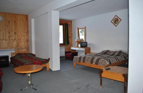 Stoykite House | Cozy Kris Guesthouse: Family-Friendly with a Hot Tub