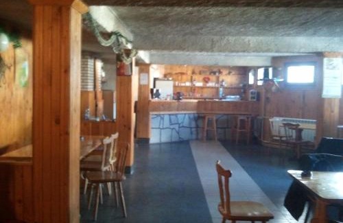 Stoykite House | Cozy Kris Guesthouse: Family-Friendly with a Hot Tub