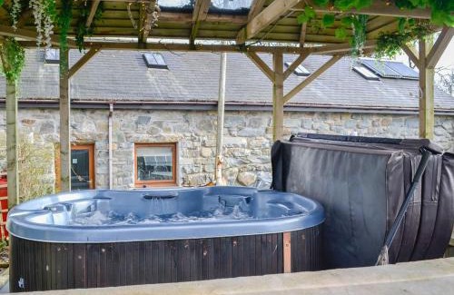 Criccieth House | Elegant Kris Kin: 5-Star Retreat with Hot Tub & Family Fun
