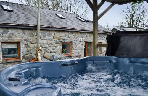 Criccieth House | Elegant Kris Kin: 5-Star Retreat with Hot Tub & Family Fun