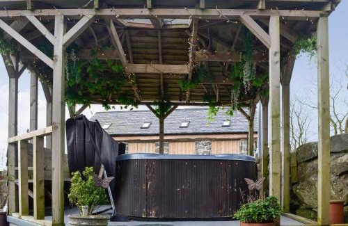 Criccieth House | Elegant Kris Kin: 5-Star Retreat with Hot Tub & Family Fun