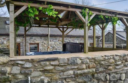 Criccieth House | Elegant Kris Kin: 5-Star Retreat with Hot Tub & Family Fun