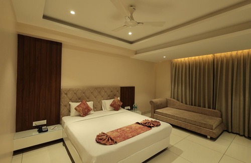 Khargone Resort | Discover Krishna Hotel And Resort with Pool & Restaurant