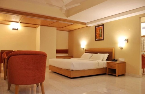 Kuppaayil Hotel | Krishna Inn: Family-Friendly Stay with Dining & Breakfast