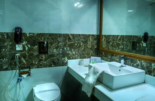 Kuppaayil Hotel | Krishna Inn: Family-Friendly Stay with Dining & Breakfast