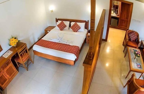 Kuppaayil Hotel | Krishna Inn: Family-Friendly Stay with Dining & Breakfast