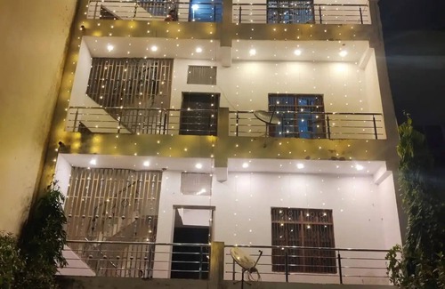 Varanasi Villa | Comfortable Krishna Villa: Ideal for Families and Couples