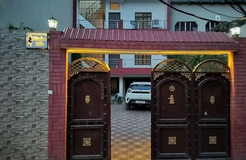Varanasi Villa | Comfortable Krishna Villa: Ideal for Families and Couples