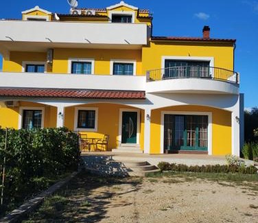 Gradina House | Cozy Krka Ivan: Top-Rated Stay with Hot Tub & Kitchen