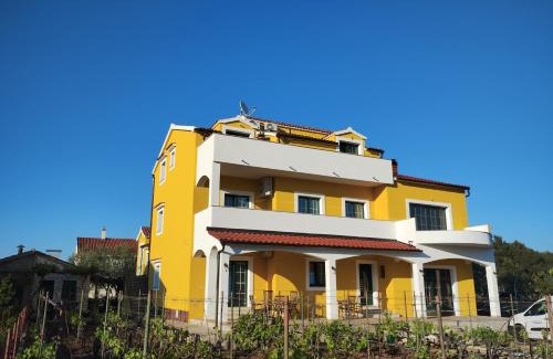 Gradina House | Cozy Krka Ivan: Top-Rated Stay with Hot Tub & Kitchen