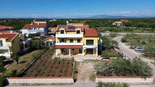 Gradina House | Cozy Krka Ivan: Top-Rated Stay with Hot Tub & Kitchen