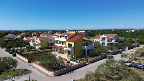 Gradina House | Cozy Krka Ivan: Top-Rated Stay with Hot Tub & Kitchen