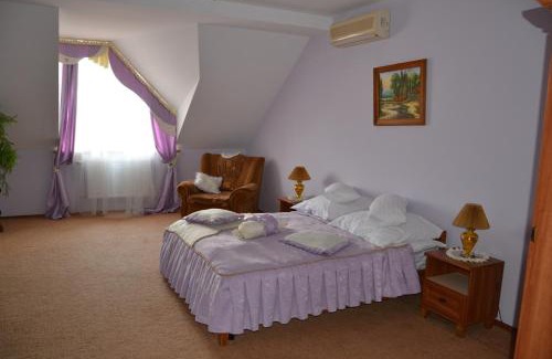Kholmok Hotel | Discover Kruiz Motel: Family-Friendly Stay with Pool Access