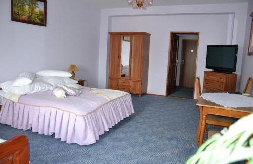 Kholmok Hotel | Discover Kruiz Motel: Family-Friendly Stay with Pool Access