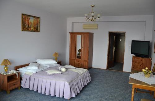 Kholmok Hotel | Discover Kruiz Motel: Family-Friendly Stay with Pool Access