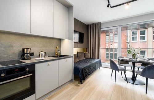 Poznan City Center Apartment | Cozy Studio for 3 with Air Conditioning and Breakfast