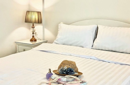 Samsen Nok Hotel | Cozy KS Suites with Kitchen & Breakfast, Perfect for Families
