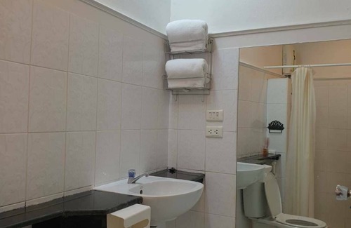 Samsen Nok Hotel | Cozy KS Suites with Kitchen & Breakfast, Perfect for Families
