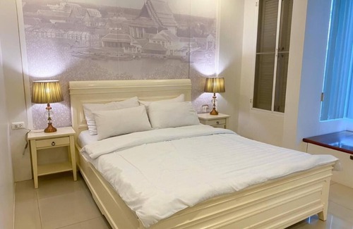 Samsen Nok Hotel | Cozy KS Suites with Kitchen & Breakfast, Perfect for Families