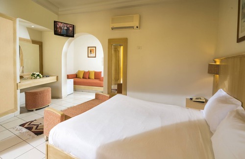 Tozeur Hotel | Relax at Ksar El Jerid Tozeur: Pool, Spa & Family Fun