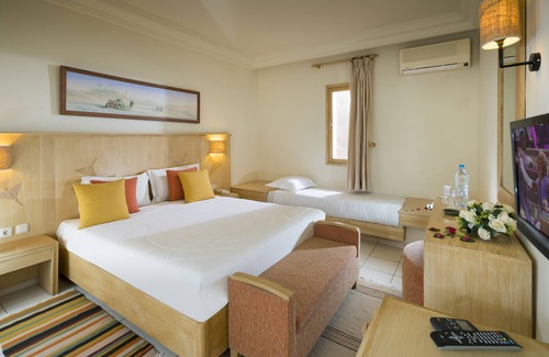 Tozeur Hotel | Relax at Ksar El Jerid Tozeur: Pool, Spa & Family Fun