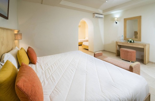 Tozeur Hotel | Relax at Ksar El Jerid Tozeur: Pool, Spa & Family Fun