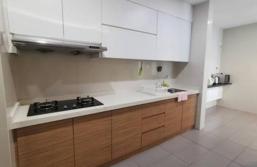 Taman Century Apartment | Relaxing KSL D'Esplanade Suite with Pool & Hot Tub