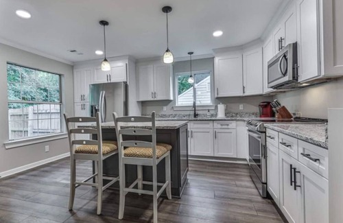 Kennesaw House | KSU, Lake Allatoona, Top Chop baseball complex, Yamaha and Lakepoint mins away!