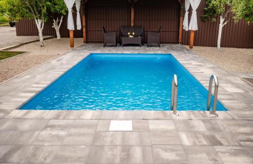 Lohovo Villa | Guest Rated 10/10: Kuća za odmor Dani with Pool & Pets
