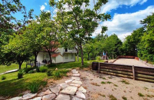 Vrlika Apartment | Family-Friendly Retreat: Kuća za odmor Elena, Rated 9.8