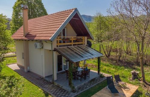 Gracac Apartment | Pet-Friendly Retreat: Kuća za odmor JASENAK, 10/10 Rated
