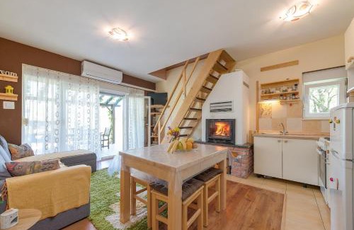 Gracac Apartment | Pet-Friendly Retreat: Kuća za odmor JASENAK, 10/10 Rated