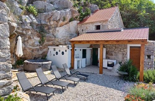Pisak House | Relax at Kuća za odmor Leptirić with Hot Tub & Pet Friendly