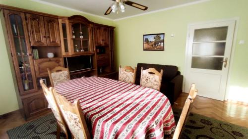 Dakovo House | Family-Friendly Retreat at Kuća za odmor Proljeće
