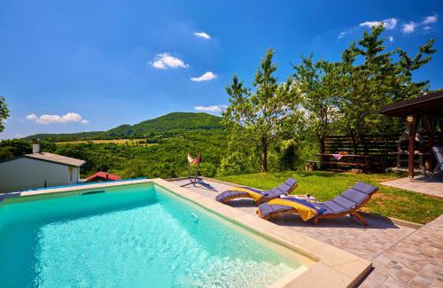 Klake Ski Chalet | Experience TeriHy: Pet-Friendly Retreat with Pool & Ocean View