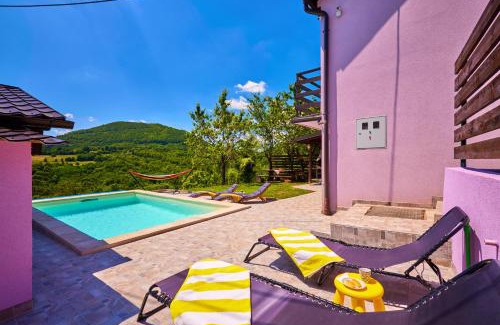 Klake Ski Chalet | Experience TeriHy: Pet-Friendly Retreat with Pool & Ocean View