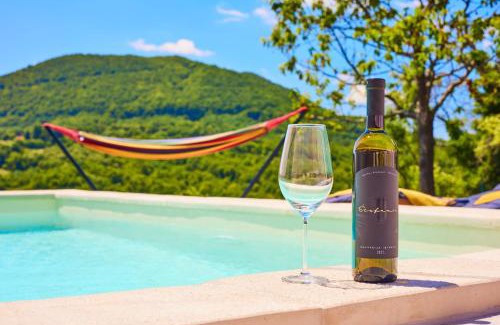 Klake Ski Chalet | Experience TeriHy: Pet-Friendly Retreat with Pool & Ocean View